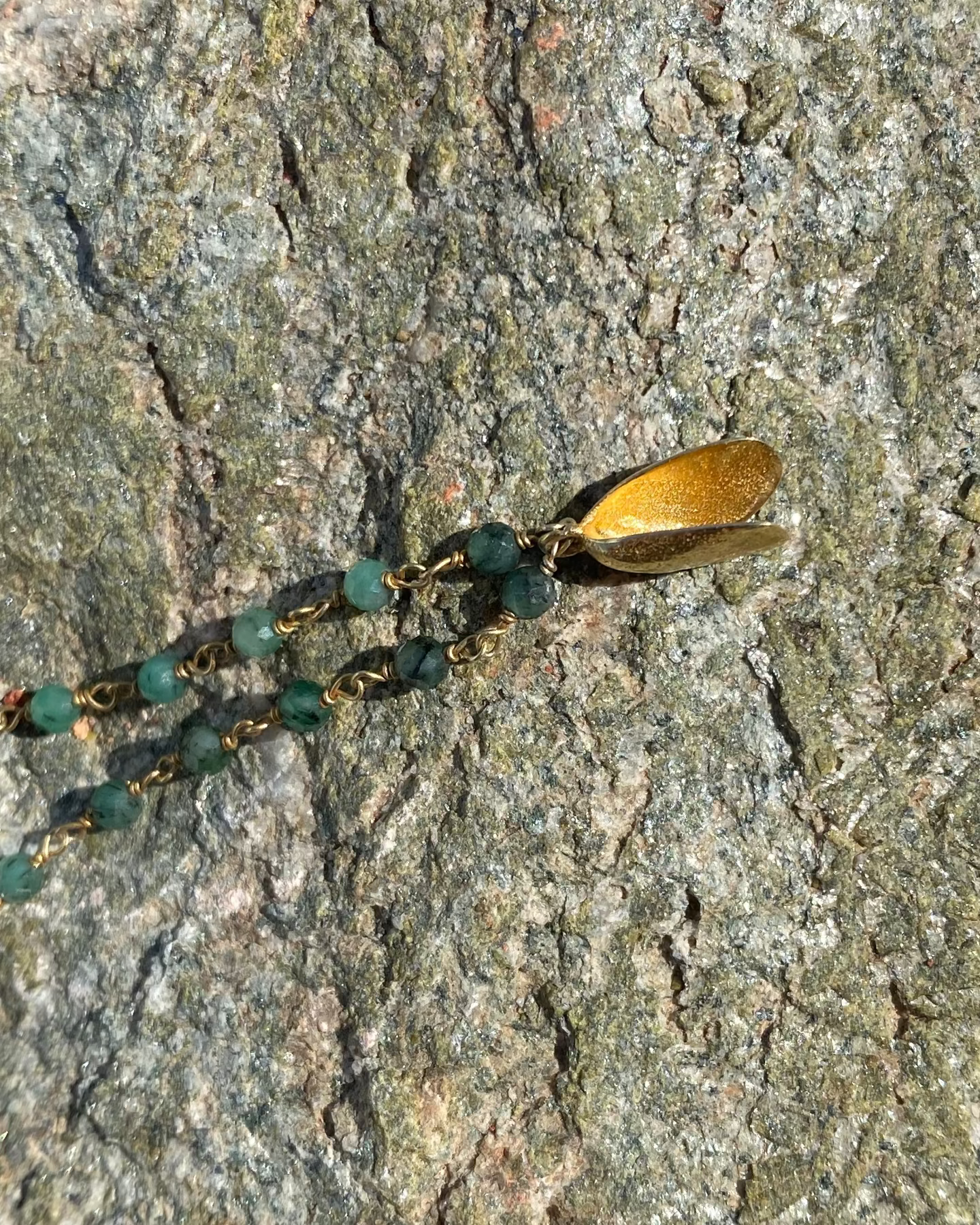 Moule necklace with emerald chain