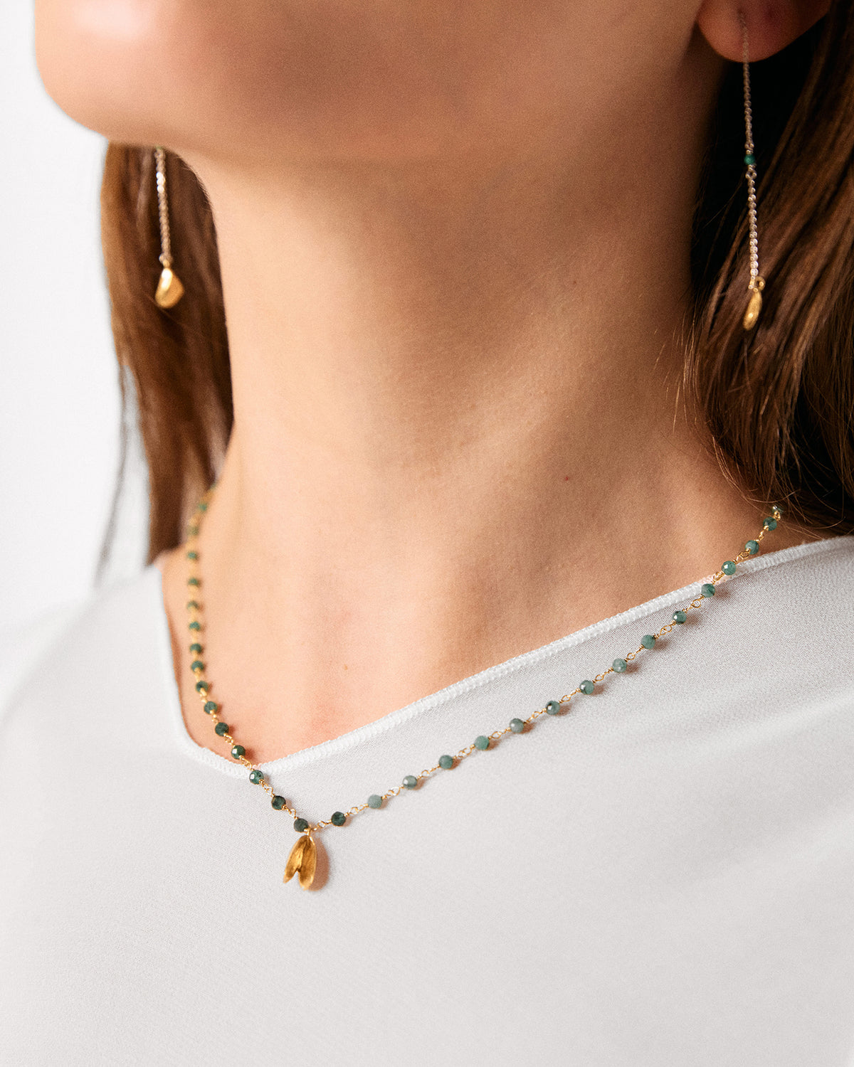 Moule necklace with emerald chain