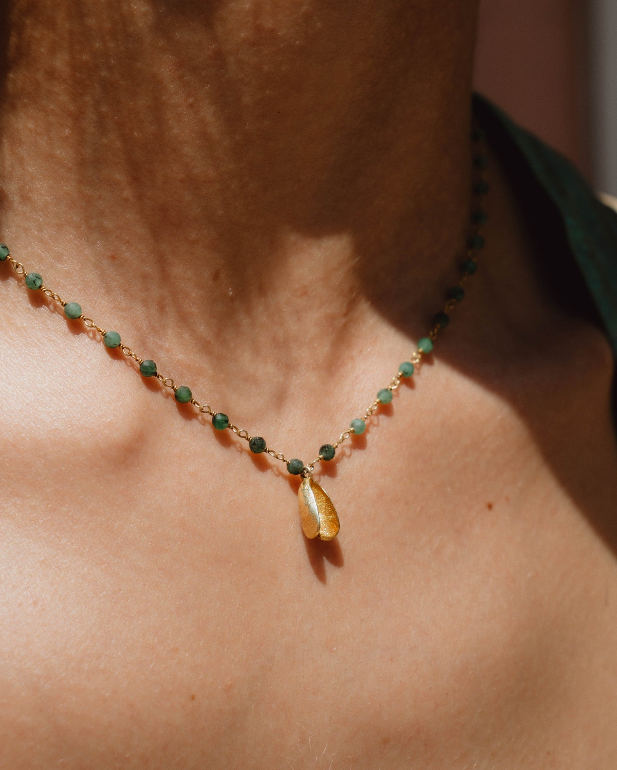 Moule necklace with emerald chain