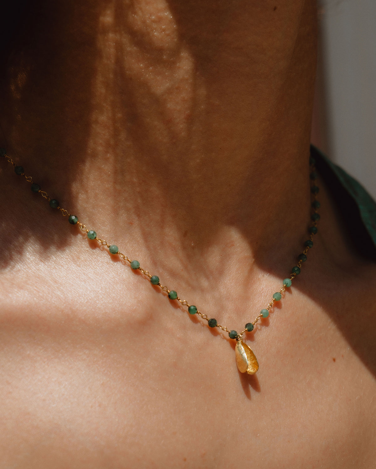 Moule necklace with emerald chain