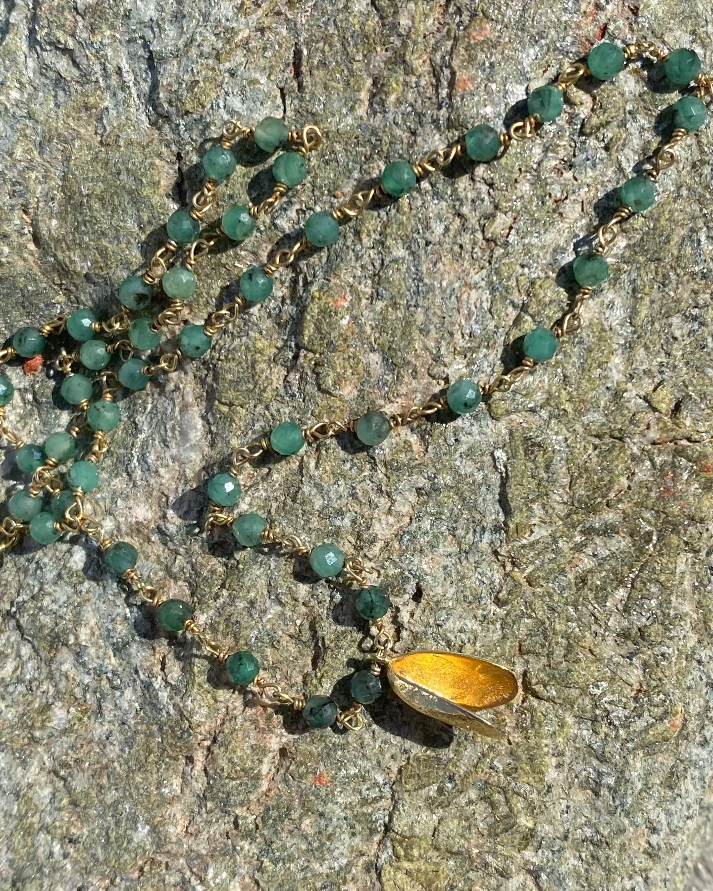 Moule necklace with emerald chain