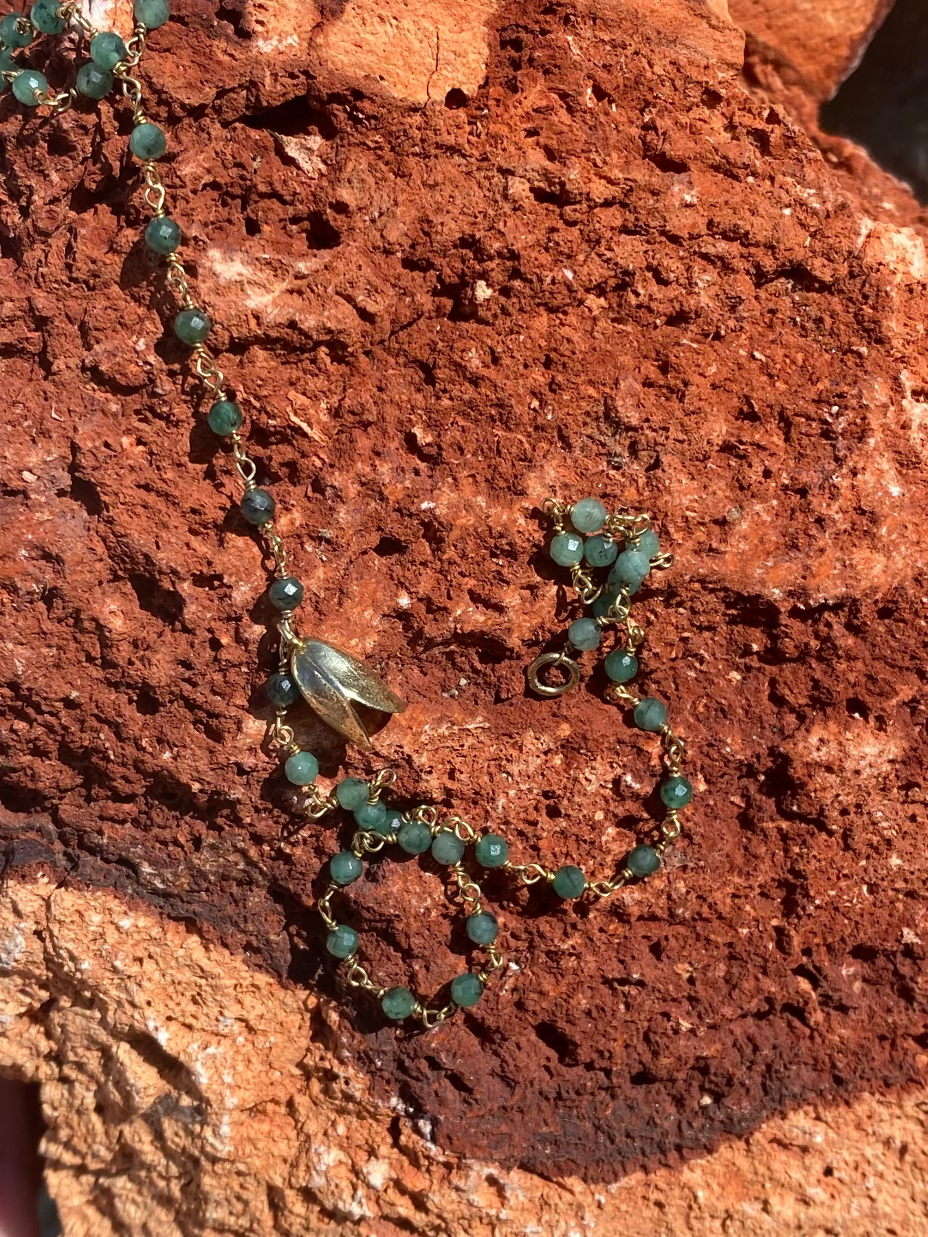 Moule necklace with emerald chain